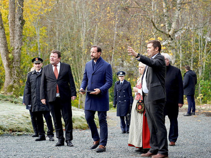 Direktør Christian Wee forteller om Falstadsenterets historie. Kronprins Haakon holder et nettbrett som viser hvordan stedet så ut tidligere. Foto: Simen Løvberg Sund, Det kongelige hoff
